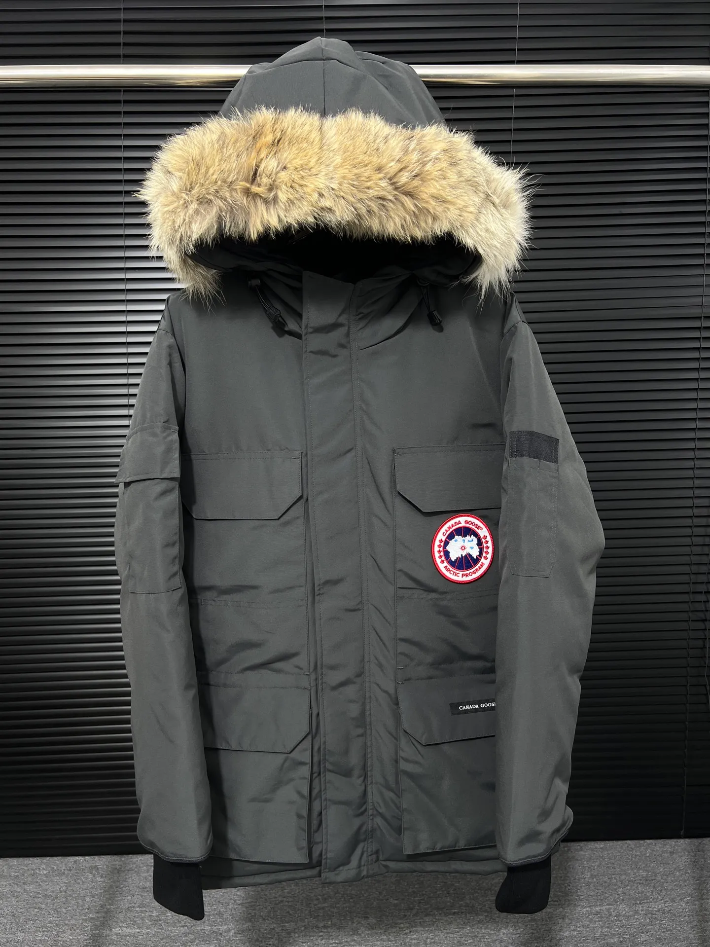 P780 🆕 Top original version, supports chip sensor with handbag 𝗖𝗮𝗻𝗮𝗱𝗮 𝗚𝗼𝘀𝗲 / 🇨🇦 Canada Goose 08 Down Jacket ⚠️ Partners who have been cooperating with us in the past few years know that no matter what is produced outside, our pure genuine trading company ships ❗️ After the test of time, we have received rave reviews. You can compare the market products with us. If you are not satisfied, you can return it at will. You are also welcome to come to ZG to see it and then come to my home to buy‼  1⃣️ The filling is 80% white duck down, with a weight of 500g. Regarding the down content, you can feel it with your hands. Good down has no embarrassment and can be called a walking duvet! 2⃣️ The fabric is made of Feather-Light 10D waterproof coating fabric, which is made of 84.5 polyester fiber and 15.5 cotton. The surface is treated with a special Teflon protective coating produced by DuPont to prevent wind and splash water, and makes the clothing anti-pollution and long-lasting new features! 3⃣️ One-piece seamless cuffs, 13cm official length, all seals are stamped, and all the inner liner is hemmed. The overcoat means sewing all the inner liner once. On the one hand, it is to prevent the velvet from running off, and on the other hand, it can keep the stiffness of the clothes! 4⃣️ Original Yoshida Kogyo Kabushikigaisha zipper, top-grade zinc alloy electroplated zipper with the highest specifications, using precise Japanese craftsmanship, raw materials and management methods. Each zipper can withstand 100,000+ openings and closings 5⃣️ The detachable fur collar is made of top-grade imported wolf fur, which is not comparable to the loose and soft raccoon fur and fake fur on the market. It is a natural Siberian coyote fur collar. The delicate and strong feel is the sense of life that comes from the erosion of wind and frost in nature. 6⃣️ Main logo double-thread 9-needle locking stranded embroidery, electronic digital automatic embroidery, maple leaves with sharp edges. Size: XS-XXL Color: black, off-white, graphite gray, sapphire blue Dark Blue Pink Azure Graphite Gray Black Label Shoulder Width Chest Sleeve Length Clothes Length Recommended Weight kg 67 87 80-90 2XL 58 136 69 89 90-105
